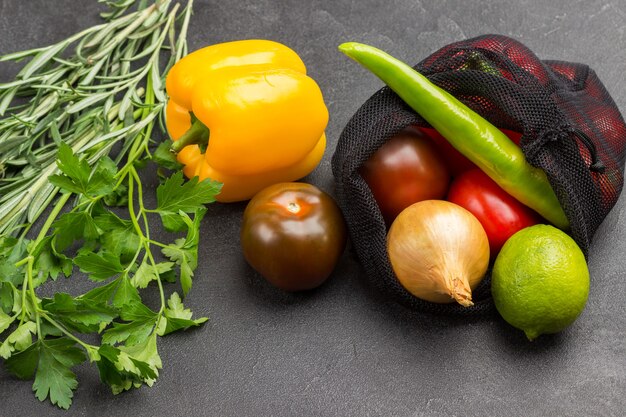 Légumes colorés sur surface noire