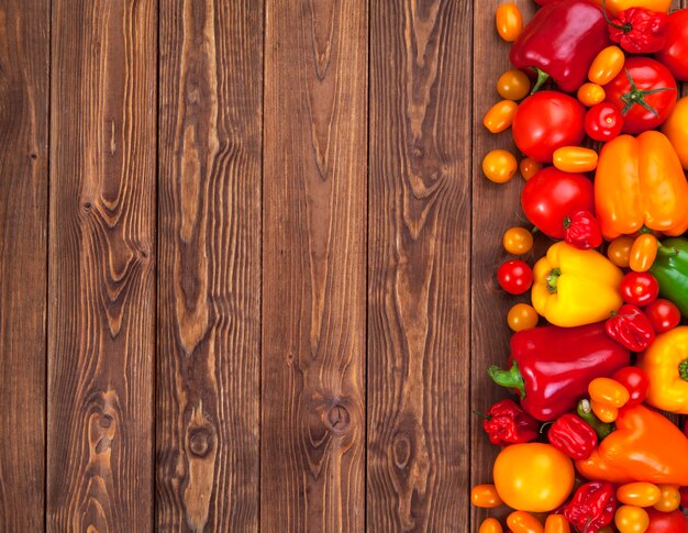 Légumes colorés sur table en bois