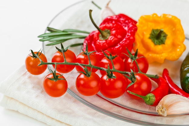 Légumes en composition sur la table, sur fond blanc.