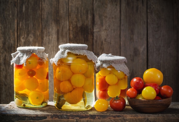 Légumes en conserve et frais en pots