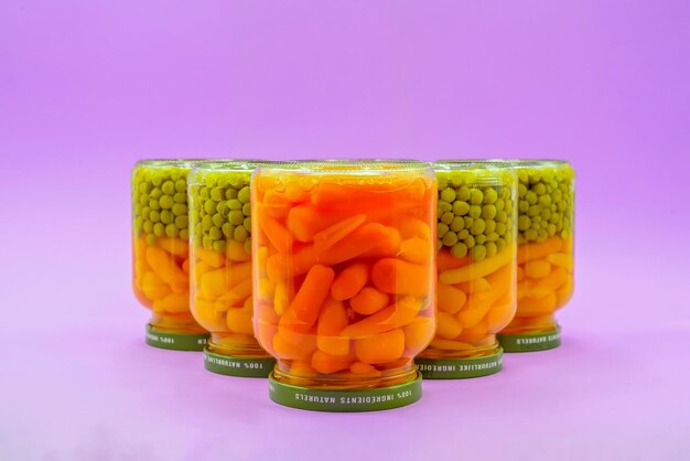 Légumes en conserve vitaminés Pois verts et carottes en conserve dans un bocal en verre 100 produit naturel