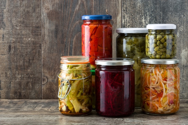 Légumes conservés fermentés en pot sur table en bois Copyspace