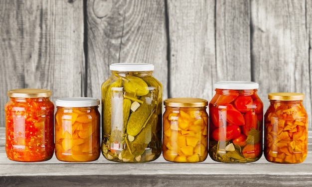 Légumes conservés savoureux sur fond