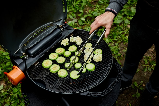 Légumes de courgettes grillées sur un grand barbecue à gaz