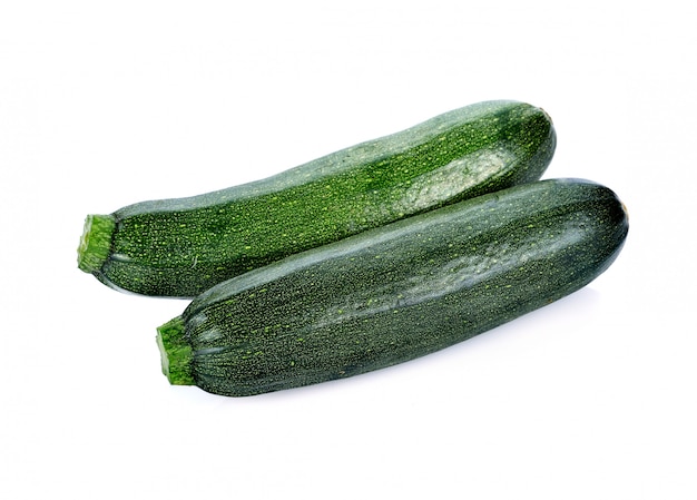 Légumes de courgettes vert isolés sur blanc