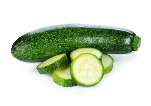 Légumes de courgettes vertes isolés sur blanc