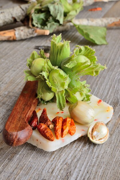 Légumes et couteau sur table en bois