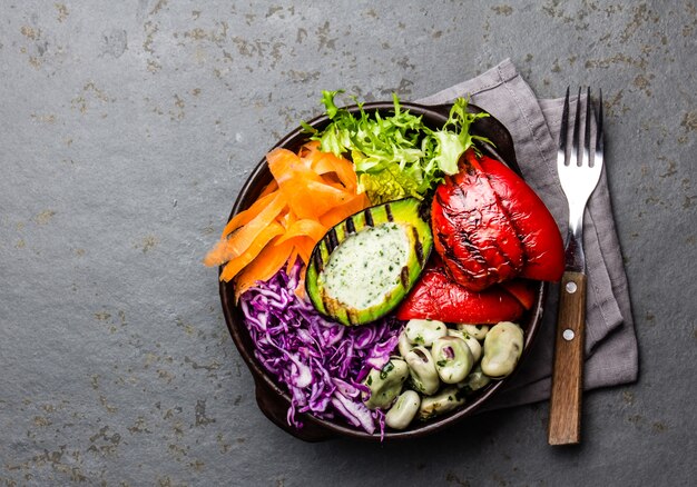 Légumes crus aux haricots, avocat grillé et poivron