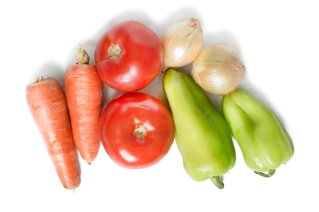 Légumes crus sur blanc