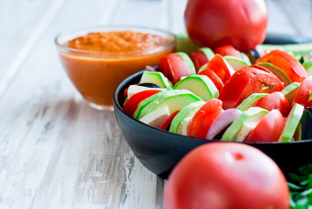 Légumes crus pour ratatouille à la courge, tomates et oignons