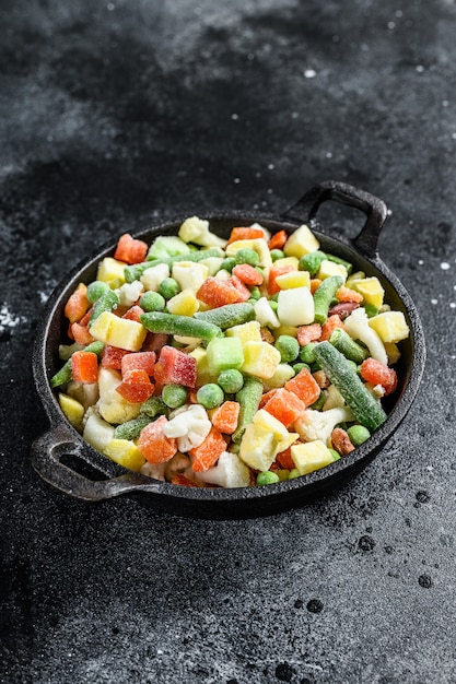 Légumes crus surgelés dans une casserole