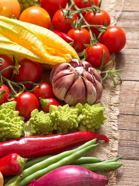 Légumes crus sur une table en bois se bouchent