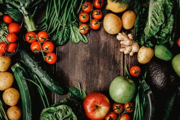 Légumes crus sur la table