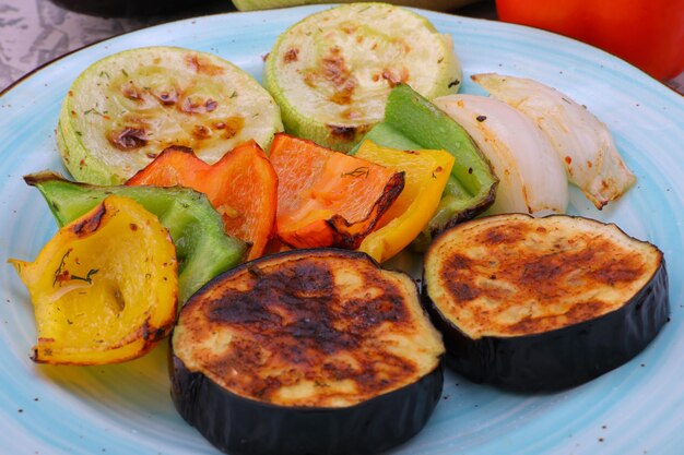 légumes cuits au four aubergine poivron oignon courgette concombres champignons sur une assiette plats photo