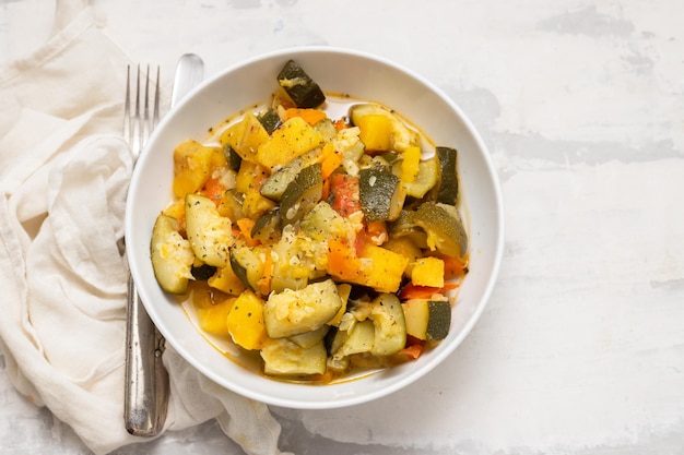 Légumes cuits au four dans un grand bol blanc