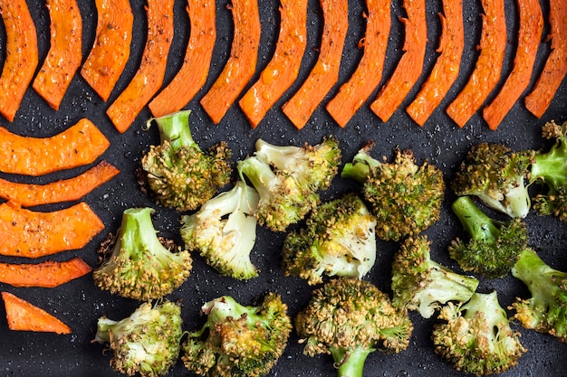 Légumes Cuits Au Four Dans La Plaque De Cuisson. Mise à Plat, Vue De Dessus, Gros Plan