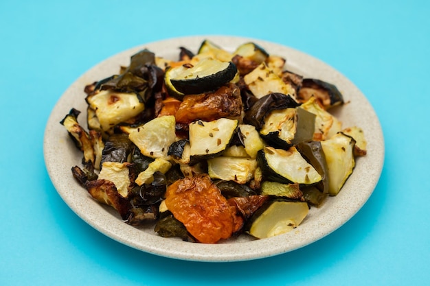 Légumes cuits au four mélangés sur un plat brun clair