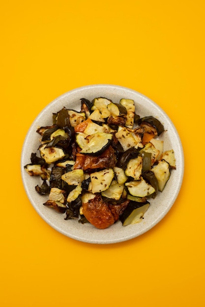 Légumes cuits au four mélangés sur un plat brun clair