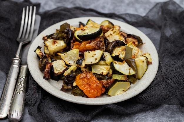 Légumes cuits au four mélangés sur un plat brun clair