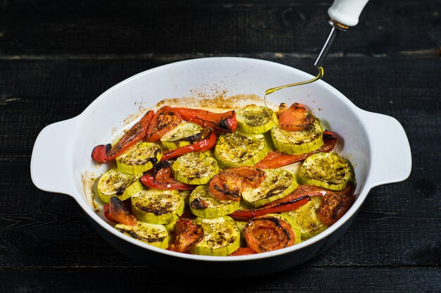 Légumes cuits dans un plat allant au four, courgettes, poivrons et courgettes.