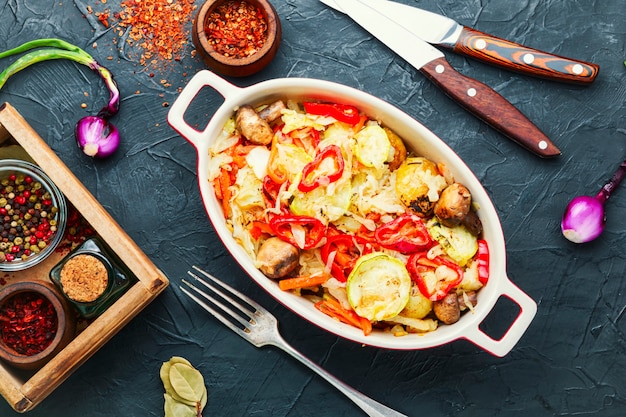 Légumes cuits délicieux, nourriture végétarienne saine. Alimentation saine et végétalienne