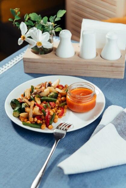 Légumes cuits à la vapeur, champignons et sauce. Menu de tir publicitaire.