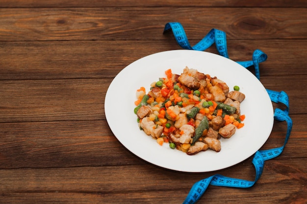 Légumes cuits à la viande Légumes Carottes Pois Haricots dans une assiette