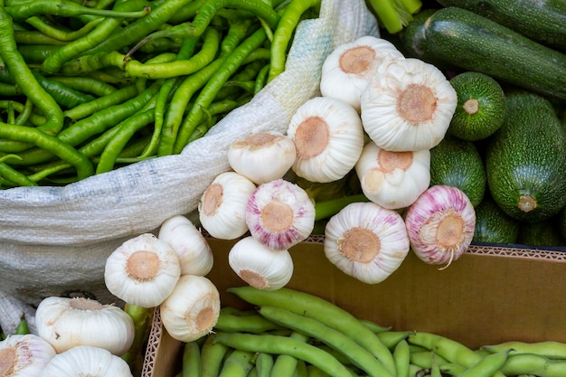 Légumes dans une boîte sur le marché