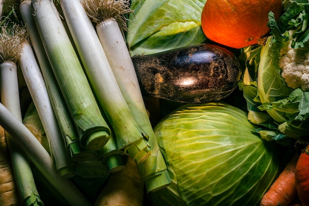 Légumes dans une boîte près de l'arrière-plan chou carotte aubergine poireau citrouille