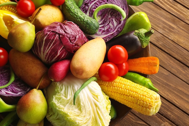 Légumes dans un bol sur un fond en bois