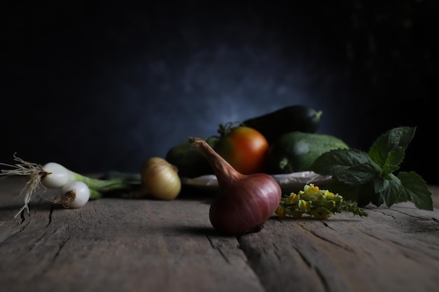 Photo légumes du jardin sur une table en bois