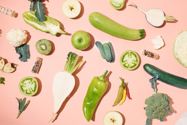 Légumes et épices biologiques verts et blancs sains Concept alimentaire créatif