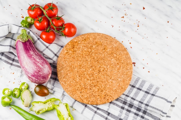 Des légumes; épices et montagnes russes en bois sur fond de marbre