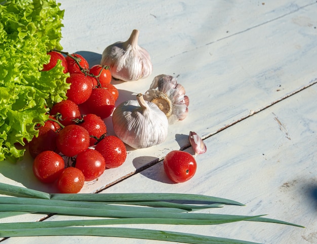 Légumes et épices sur une table avec lumière naturelle et vue de dessus.