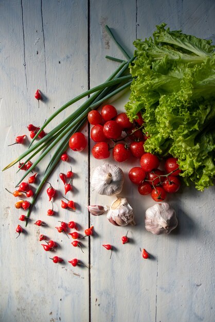 Légumes et épices sur une table avec lumière naturelle et vue de dessus.