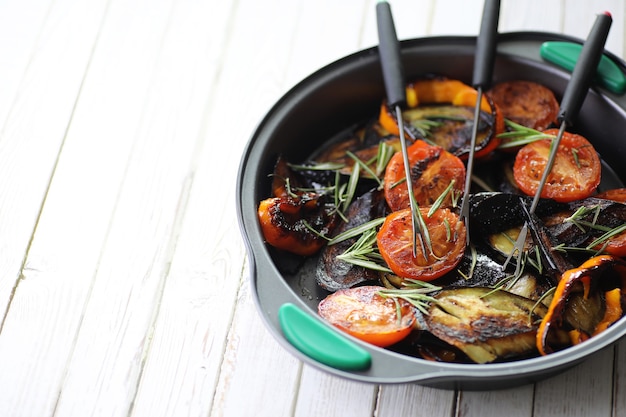 Légumes d'été aubergines et tomates poêlées grillées