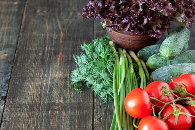 Légumes d'été sur une table en bois