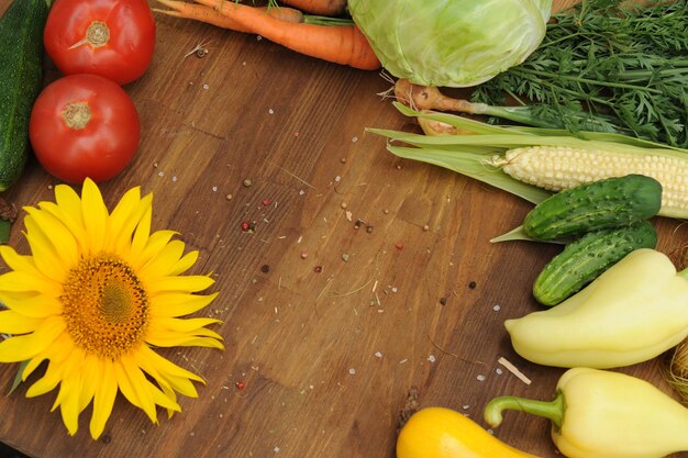 Légumes d'été et tournesol sur planche de bois vintage, espace de copie pour le texte