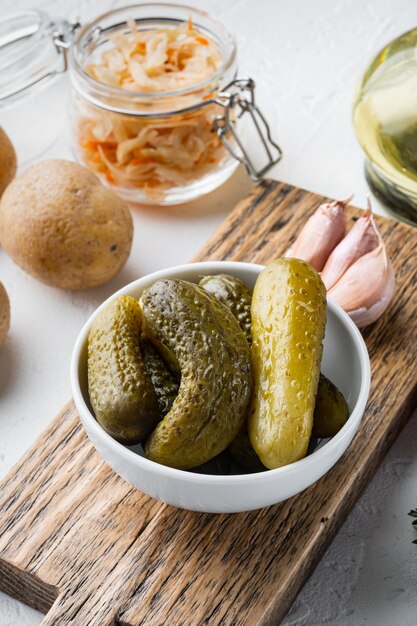 Légumes fermentés Concombres cornichons marinés sur blanc