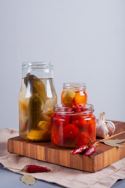 Légumes fermentés en pots sur la table