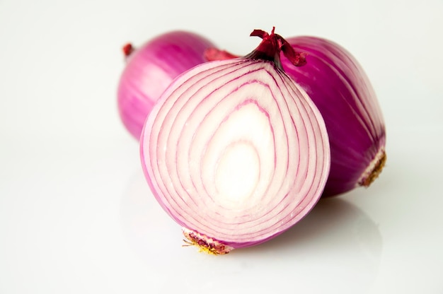 Légumes fond blanc oignon violet gros plan