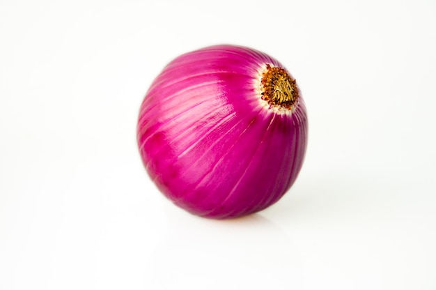 Légumes fond blanc oignon violet gros plan