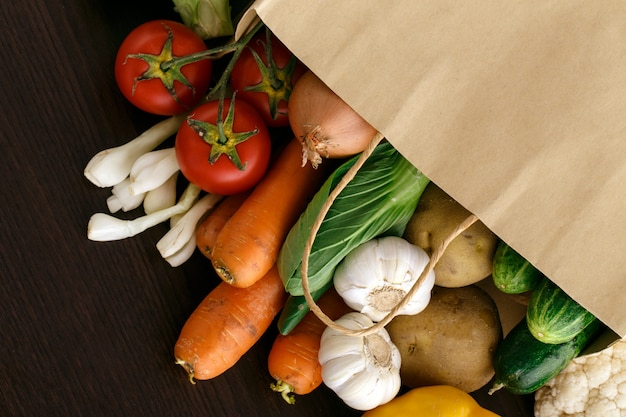 Légumes sur fond de bois avec un espace pour le texte. Alimentation biologique.