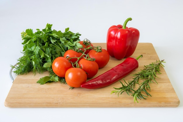 Légumes sur fond de bois poivrons et tomates verts