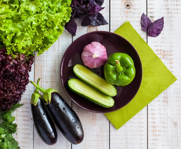 Légumes sur fond de bois