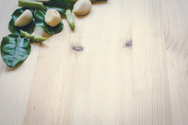 Légumes de fond de conception abstraite sur un fond en bois, ton vintage