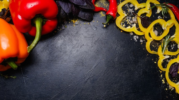 Photo légumes sur fond sombre. manger végétalien biologique naturel. alimentation saine et équilibrée