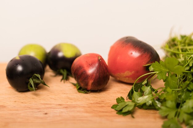 Les légumes fraîchement cueillis se trouvent sur la table dans la cuisine