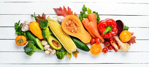 Légumes frais d'automne sur fond de bois blanc Alimentation saine