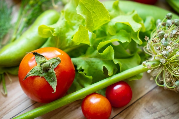 Légumes frais d'automne sur fond de table en bois